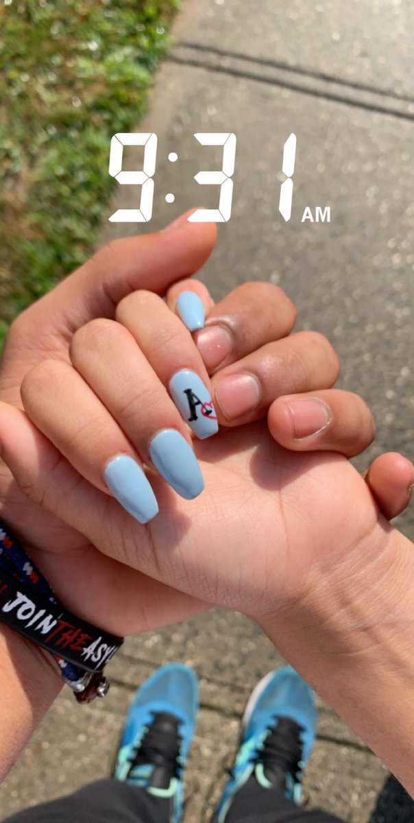 _elisamartinez's tweet photo. His inital on my nail https://t.co/scZtJQfD9U