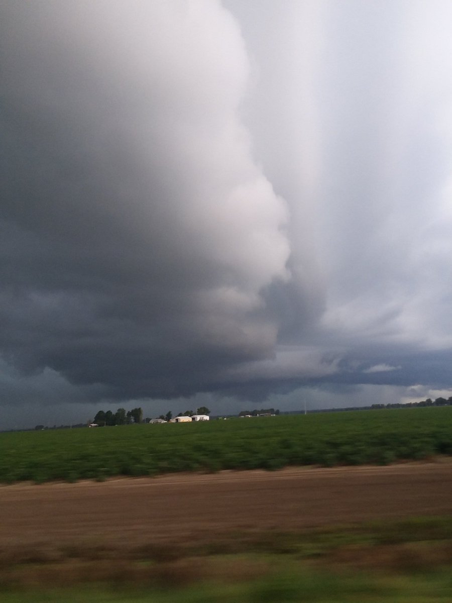 AlchemistEmrys's tweet photo. Between Kennett, MO and Senath @ryanvaughan @ZachHolderWx https://t.co/Sv7N6Pax6y