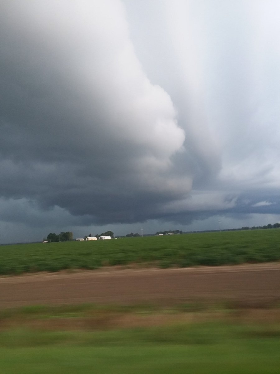 AlchemistEmrys's tweet photo. Between Kennett, MO and Senath @ryanvaughan @ZachHolderWx https://t.co/Sv7N6Pax6y