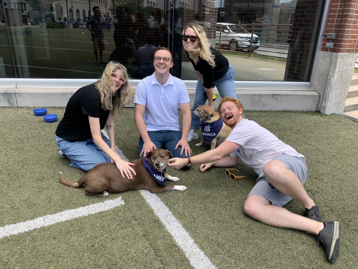 _carriegooch's tweet image. Vid team took a break to hang with the future First Gentleman and First Dogs and yes their bandanas say Dad For America and no Buddy does not have time for the camera and yes the joy is real, even Truman’s #FirstDogs #PFAm #DadforAmerica cc @PeteButtigieg