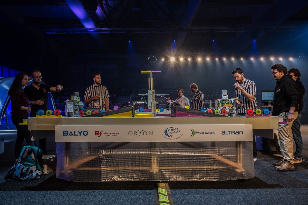 Le thème 2020 du concours Eurobot sera: Sail The World!
Préparez-vous à prendre le large ! En 2020, les robots partiront voguer à travers le monde. Ils devront maîtriser l’art de la navigation afin d’arriver à bon port.