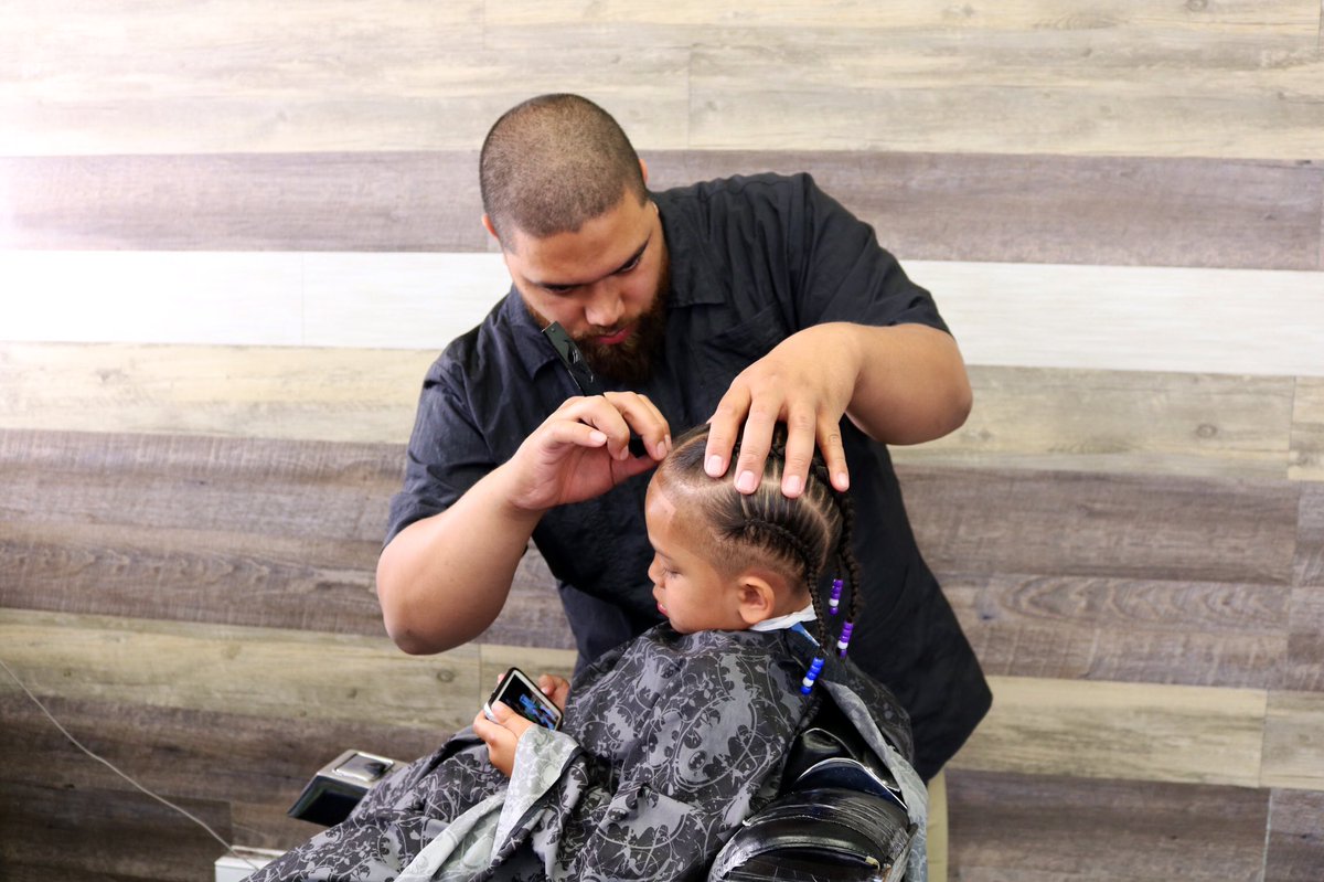 Ohheimuli's tweet photo. If y’all are looking for some fly #Back2SchoolCutz hit up BEN at
💈Redmond’s Barbershop💈
*located in the 💙 of UT
Walkins 9-5, Tues.— Fri.
Appointments ONLY Sat.
#ForeignRoots #801BARBER #SupportLocalBusinesses https://t.co/IRZMaOPuaP