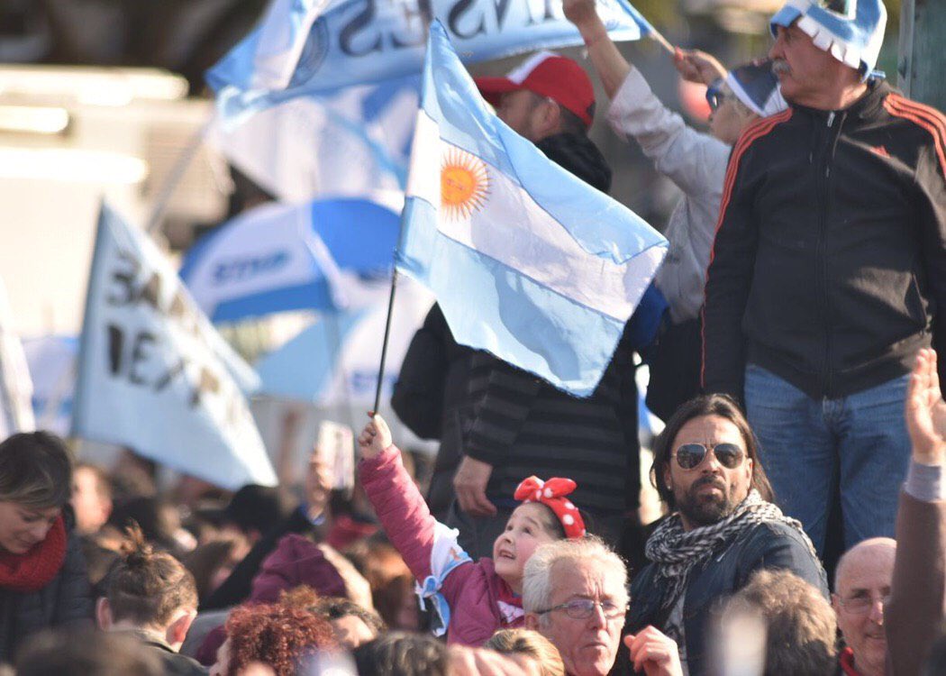 CFKArgentina's tweet photo. TOD☀️S en Rosario por el futuro de la Argentina 🇦🇷

#AlbertoYCristina https://t.co/g9zHoLylMH