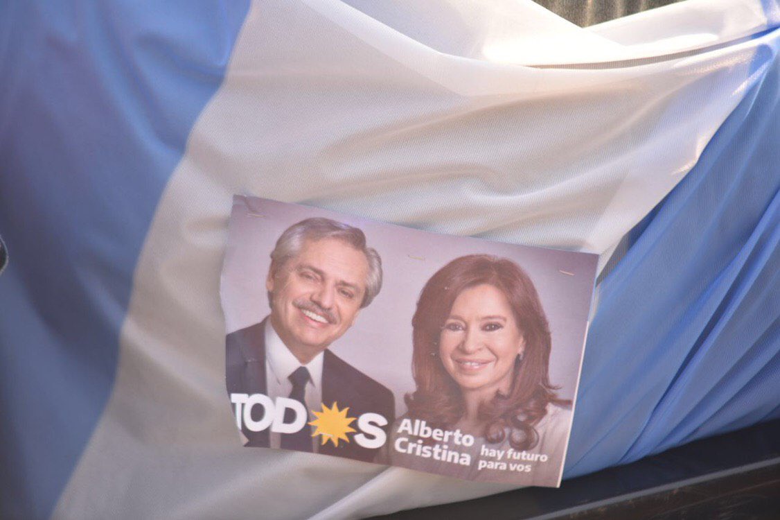 CFKArgentina's tweet photo. TOD☀️S en Rosario por el futuro de la Argentina 🇦🇷

#AlbertoYCristina https://t.co/g9zHoLylMH