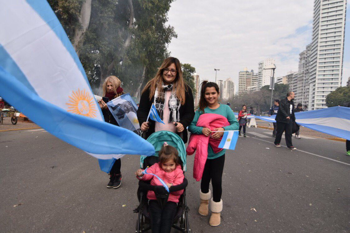CFKArgentina's tweet photo. TOD☀️S en Rosario por el futuro de la Argentina 🇦🇷

#AlbertoYCristina https://t.co/g9zHoLylMH