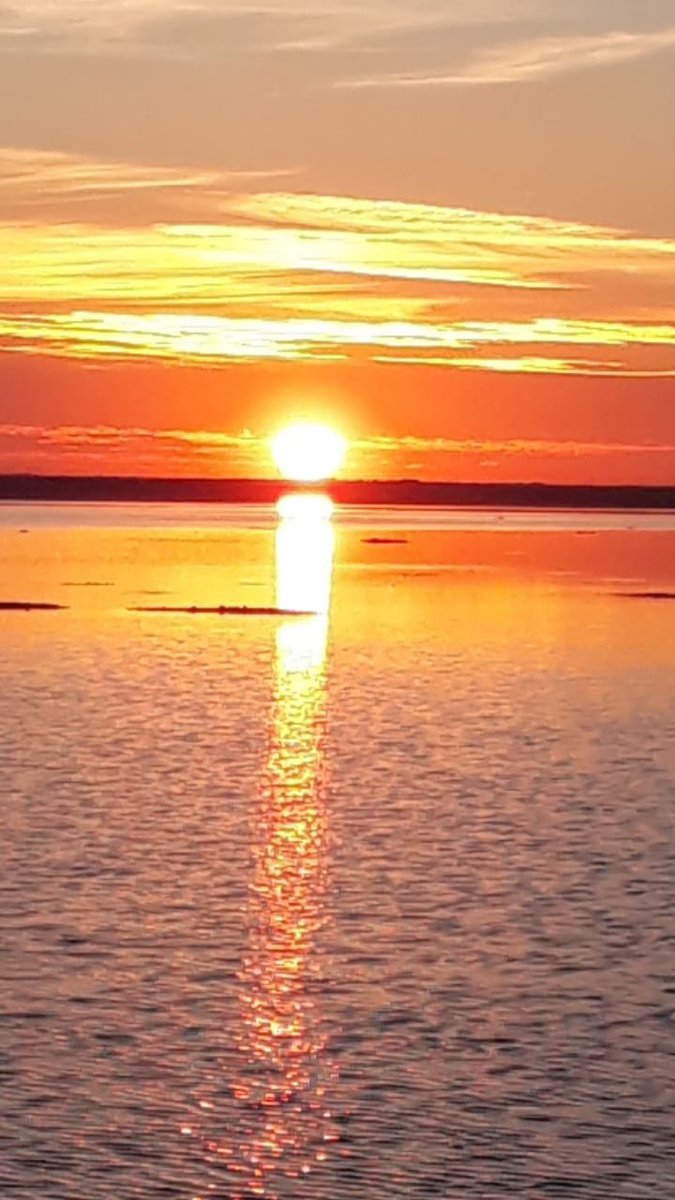 الدنیا كالكتاب  الذی یروي مراحل   حیاتنا اجمل بدایتها الصداقة واروع  مواضعیها  الصراحة   واحلی   سطورها  الذكریات  واغلی  اوراقها  الوفاء
همسات::
نظرات .
تامل .
أرسمها مع نسيم الصبا
وشذرات بين يدك اكتبها
حروف الزمن ،دموع المطر
حفيف صوتك ضجيج المدينه
#سحاب_الخي