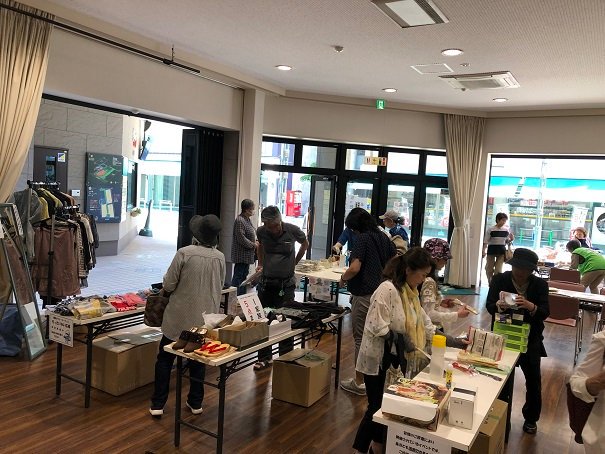 ブラッフェ ブランデュー弘前fc Tsl1部第11節vsいわきfc 戦にて 東北クリーン様 伸和産業様のご協力の下 もったいない広場 を開催するっふぇ もったいない広場 は弘前市のごみ減量化啓蒙活動を兼ねた金銭の発生しないフリーマーケット