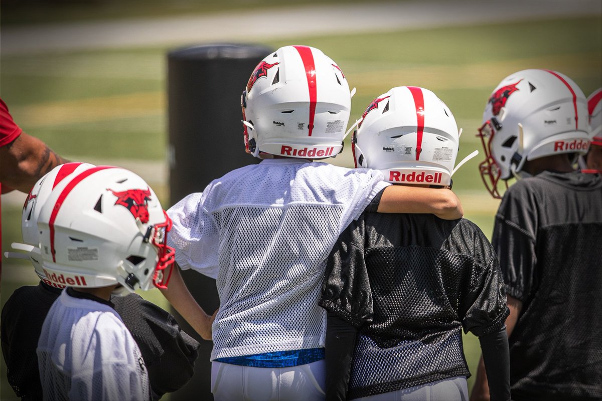 RiddellSports's tweet photo. Teammates are friends for life. https://t.co/25o8cWeNeJ