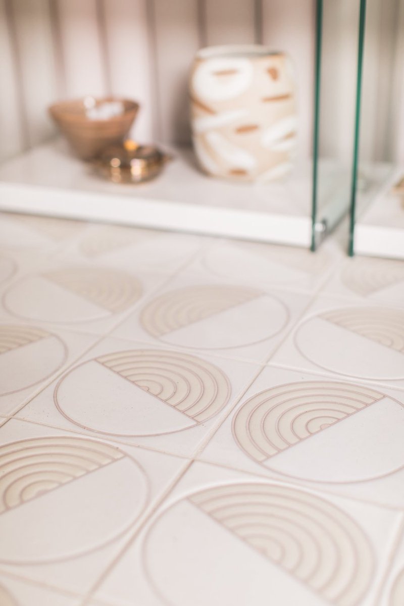 fireclaytile's tweet photo. Design with serious curves! Take the full tour on our blog-- https://t.co/SdejhRawpN🌾
Floor tile shown: Terrain in white motif
-
#handpaintedtiles #handpainteddesigns #fireclaytile #flooring #floortiles https://t.co/V99jA3sdAy