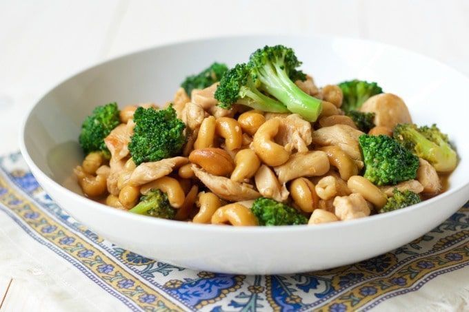 Quick dinners are the best! 15 Minute One Pan #Broccoli Cashew Chicken | via <a href="/Recipes2Nourish/">Recipes to Nourish</a> #Dinner #paleo #dinnertime buff.ly/2GdUwz2