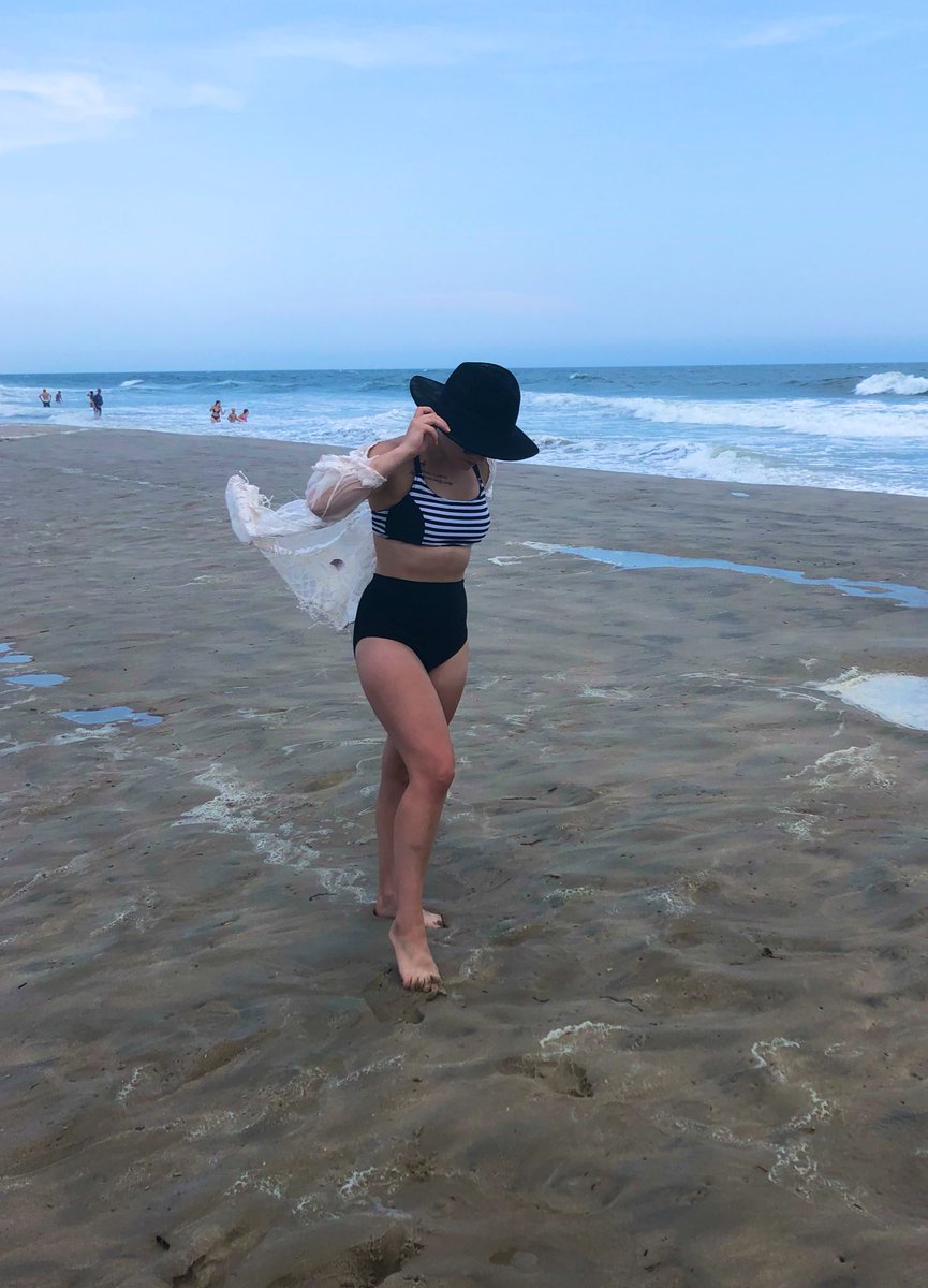 cuddlybaer11's tweet photo. Fuck a prepped beach bod, I love my hour glass figure. Alexa play ‘Body’ by @juliamichaels
#IJustWannaLoveMyBody #BodyPositivityForJulia https://t.co/Ff4P2J4PB2