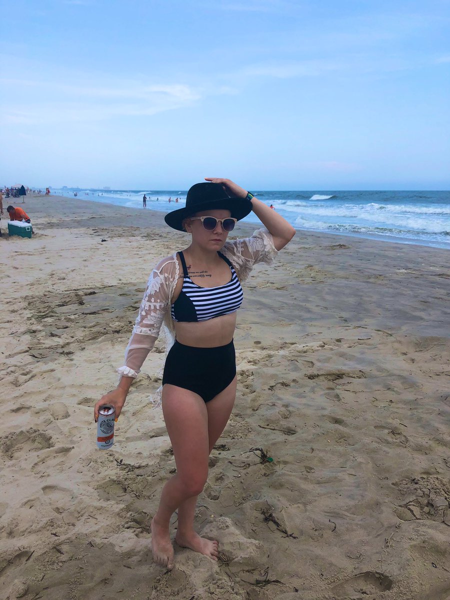 cuddlybaer11's tweet photo. Fuck a prepped beach bod, I love my hour glass figure. Alexa play ‘Body’ by @juliamichaels
#IJustWannaLoveMyBody #BodyPositivityForJulia https://t.co/Ff4P2J4PB2