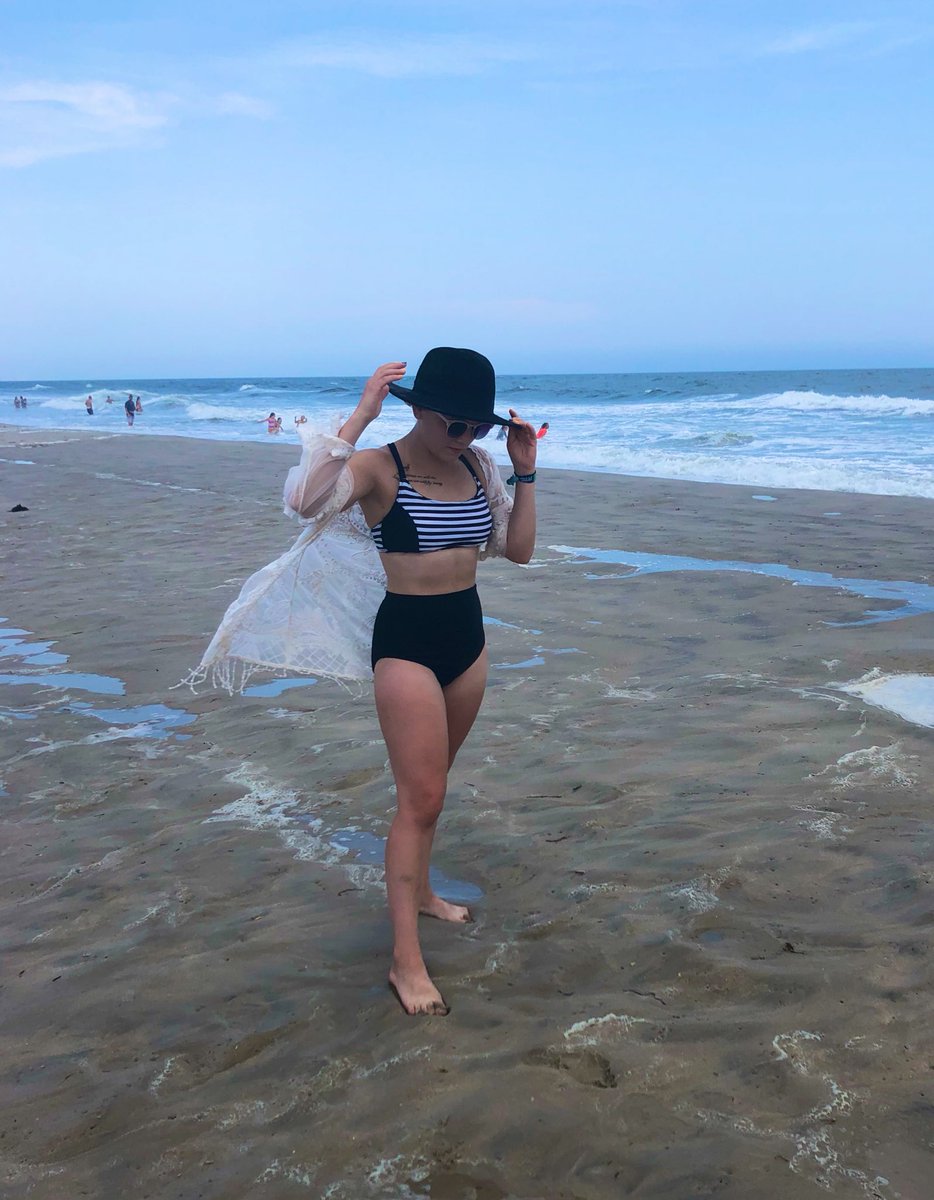 cuddlybaer11's tweet photo. Fuck a prepped beach bod, I love my hour glass figure. Alexa play ‘Body’ by @juliamichaels
#IJustWannaLoveMyBody #BodyPositivityForJulia https://t.co/Ff4P2J4PB2