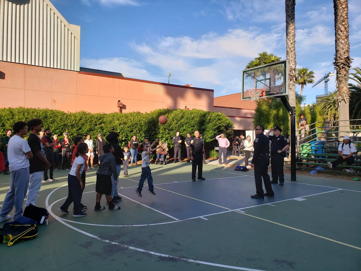 SFPDSouthern's tweet photo. It was a great turn out last night for National Night Out!
Thank you to everyone that came out to enjoy the festivities and help build
stronger partnerships and neighborhood camaraderie. #SFPD #SFPDCARES https://t.co/Wshcg3G53B