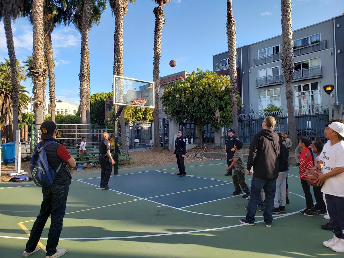 SFPDSouthern's tweet photo. It was a great turn out last night for National Night Out!
Thank you to everyone that came out to enjoy the festivities and help build
stronger partnerships and neighborhood camaraderie. #SFPD #SFPDCARES https://t.co/Wshcg3G53B