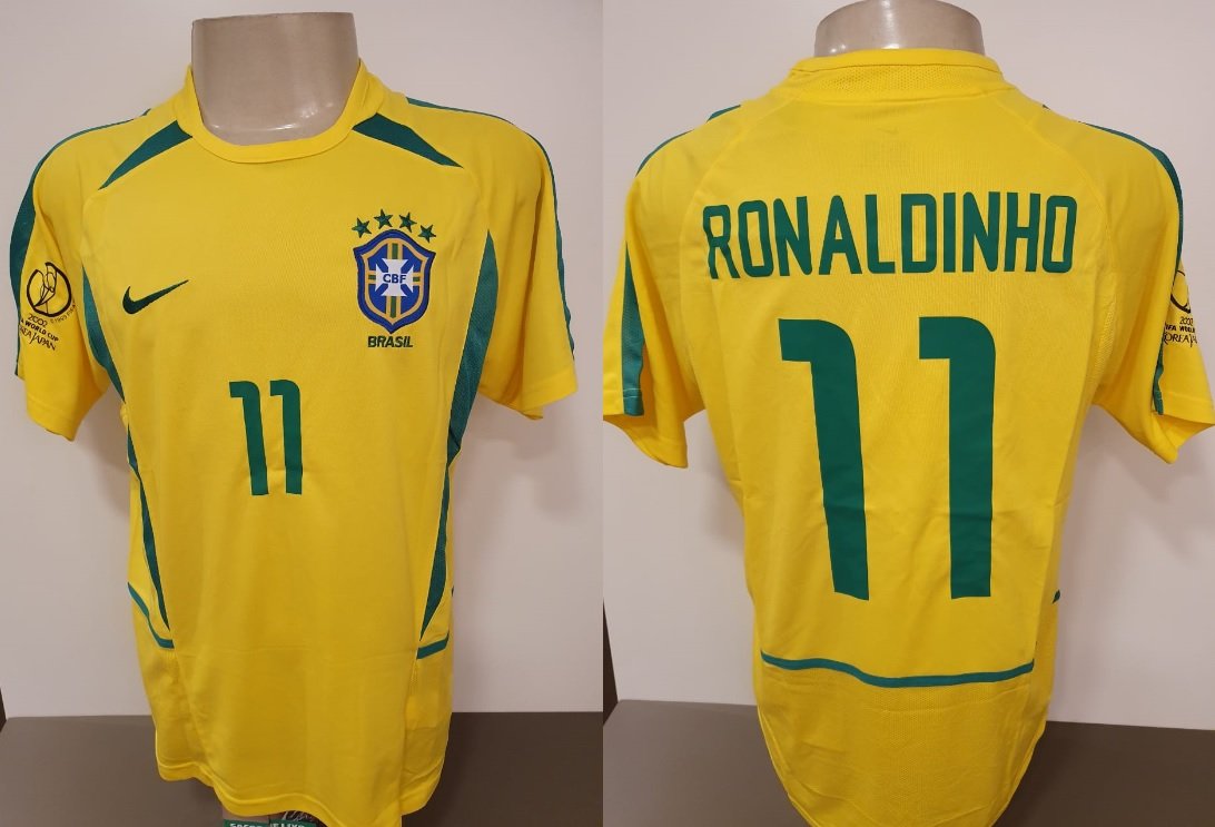 Pedro Neves on X: Vendo camisa do Brasil amarela da Copa do Mundo de 2002  #11 Ronaldinho do tamanho M e G - Com o logo da Copa - R$180,00   / X