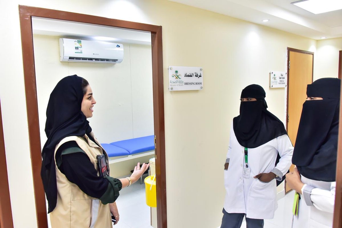 Salwaalomran's tweet photo. خلال جولة اليوم في المراكز الصحية في عرفات ، اسعدني جداً الحماس الذي وجدته لدى زميلاتي من طاقم التمريض النسائي السعودي الذين حضروا من شتى مناطق المملكه تاركين خلفهم اسرهم و منازلهم لنيل شرف خدمة حجاج بيت الله الحرام . 
نفتخر بكم ❤️

#ابطال_الصحة #التمريض_السعودي #وزارة_الصحة https://t.co/Q0W6ztiyK7