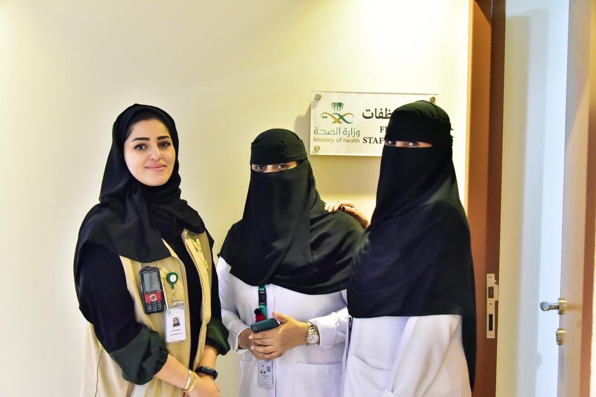 Salwaalomran's tweet photo. خلال جولة اليوم في المراكز الصحية في عرفات ، اسعدني جداً الحماس الذي وجدته لدى زميلاتي من طاقم التمريض النسائي السعودي الذين حضروا من شتى مناطق المملكه تاركين خلفهم اسرهم و منازلهم لنيل شرف خدمة حجاج بيت الله الحرام . 
نفتخر بكم ❤️

#ابطال_الصحة #التمريض_السعودي #وزارة_الصحة https://t.co/Q0W6ztiyK7