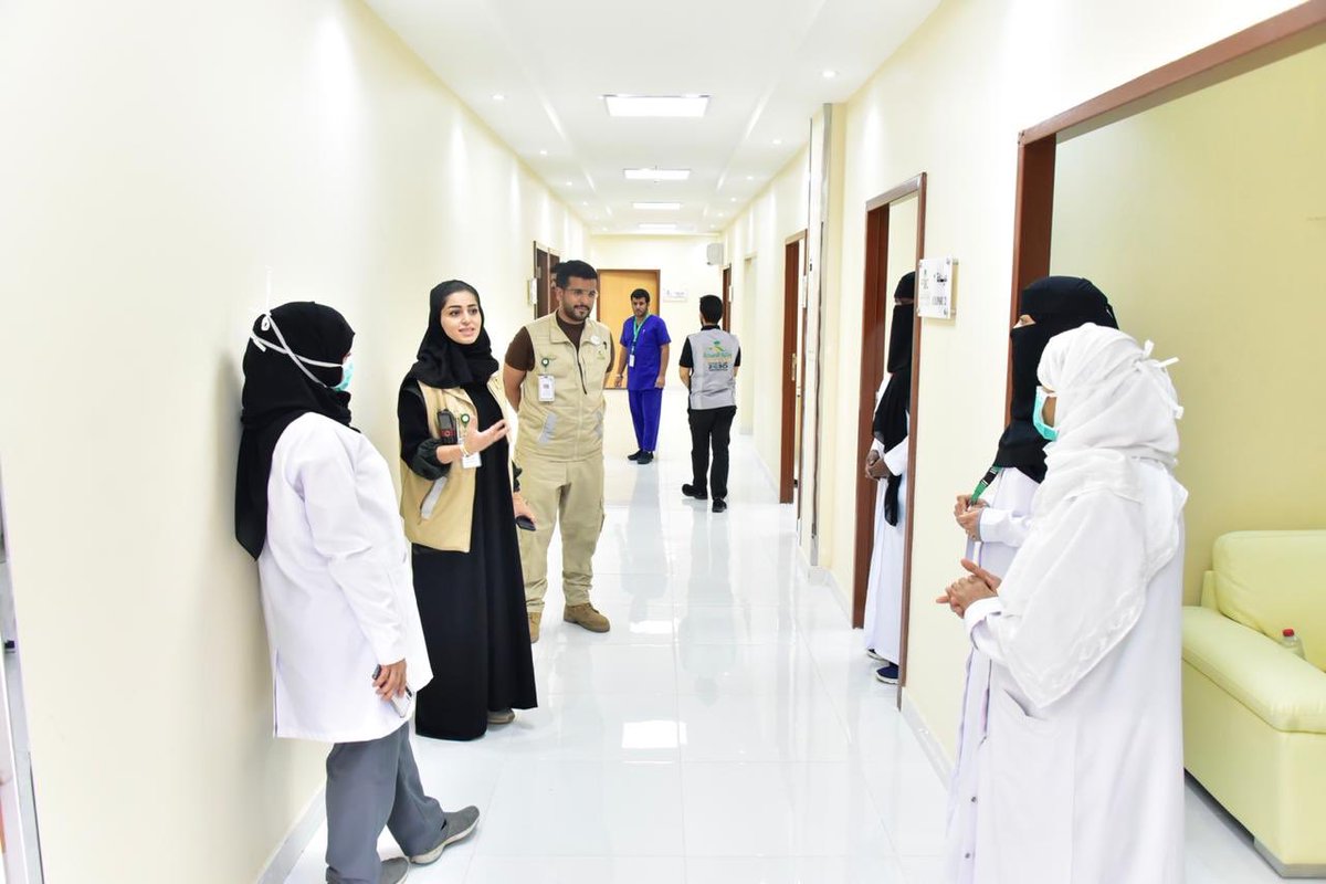 Salwaalomran's tweet photo. خلال جولة اليوم في المراكز الصحية في عرفات ، اسعدني جداً الحماس الذي وجدته لدى زميلاتي من طاقم التمريض النسائي السعودي الذين حضروا من شتى مناطق المملكه تاركين خلفهم اسرهم و منازلهم لنيل شرف خدمة حجاج بيت الله الحرام . 
نفتخر بكم ❤️

#ابطال_الصحة #التمريض_السعودي #وزارة_الصحة https://t.co/Q0W6ztiyK7