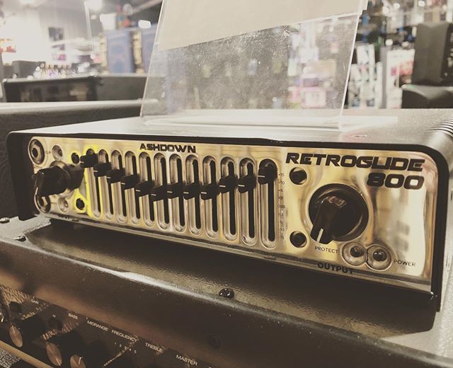 ashdownmusic's tweet photo. Retroglide 800. Hand built in England. 800 watts of sonic purity with total control via a classic 12 band EQ. Also fits in the pocket of a bass gig bag. Spotted today in @pmthouseofrock in Leeds #pmtleeds #bass #bassamp #retroglide #lightweight #power #b⦠https://t.co/zkxn7HhC5p https://t.co/sLecFILLQP
