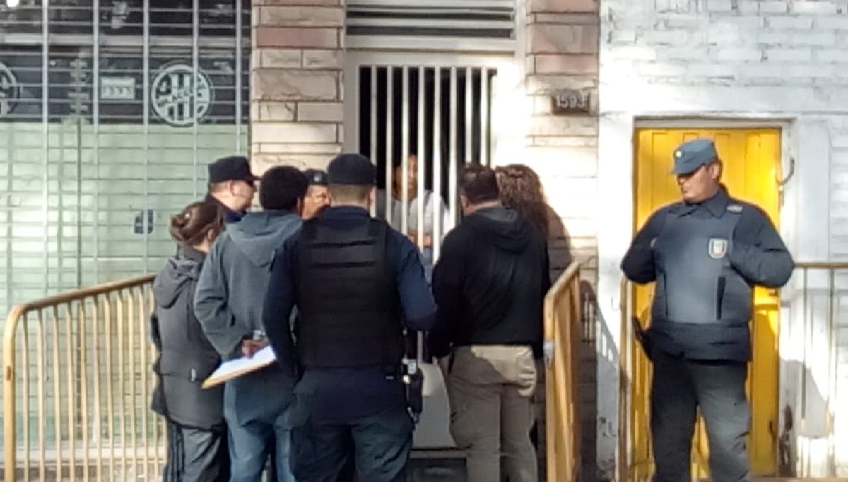 raquelmblas's tweet photo. #EleccionesATE2019 La maniobra de Macho llega a tal punto que hasta a la ayudante Fiscal tampoco la dejan entrar a la Junta Electoral donde estén llevando a fondo el fraude. 
Parrafo aparte la cantidad de policias que mando Cornejo para garantizarlo.
#EleccionesATE https://t.co/4LA3Launu8