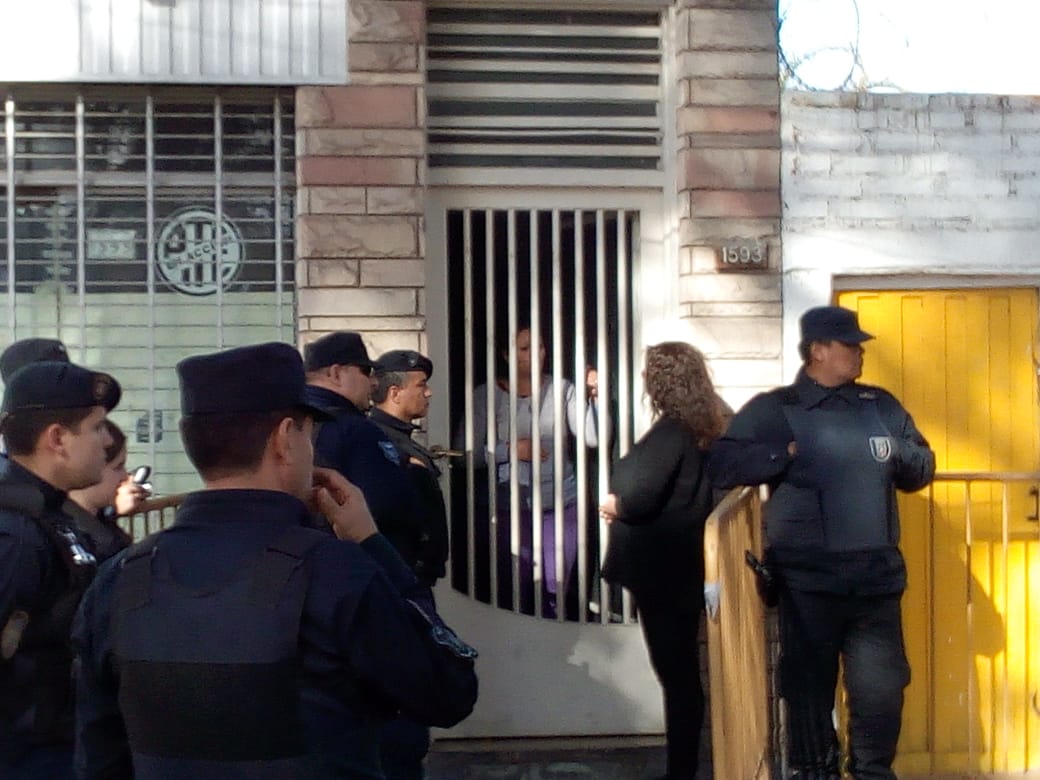 raquelmblas's tweet photo. #EleccionesATE2019 La maniobra de Macho llega a tal punto que hasta a la ayudante Fiscal tampoco la dejan entrar a la Junta Electoral donde estén llevando a fondo el fraude. 
Parrafo aparte la cantidad de policias que mando Cornejo para garantizarlo.
#EleccionesATE https://t.co/4LA3Launu8