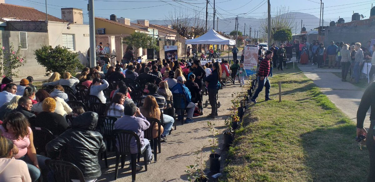 militamosAMB's tweet photo. Acompañamos a @IreneZarateR  @QuintelaRicardo @ArielPuy @santiago_azulay @JuanSanchezLR en la entrega de escrituras en en el B° Ricardo 1° 

#Escontodos @SergioGCasas @alferdez @CFKArgentina https://t.co/t94TYITQwz