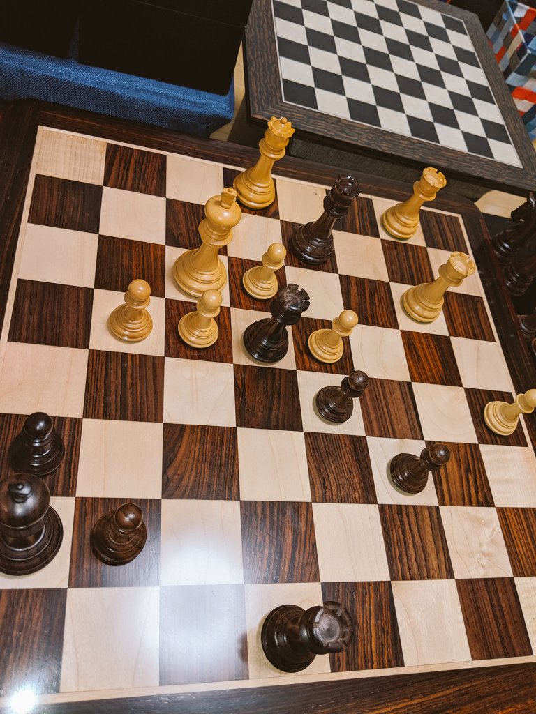 ChessplayerCS's tweet image. 駒を見やすいようにツイッター設定でフィルタを赤っぽくした。

黒の手番、
白のクイーンを取る方法。