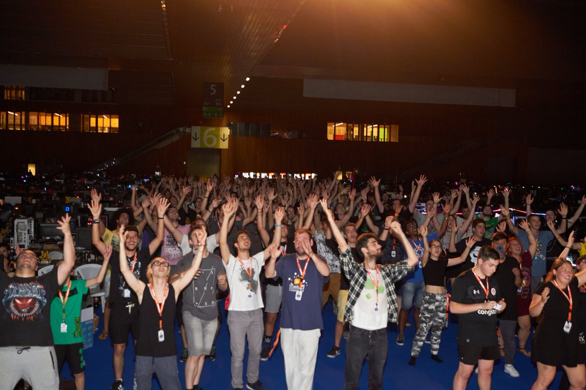 JotaJotaBiker's tweet photo. @euskalencounter @euskalencounter Momentos epicos...intento de world record guiness en polka gigante jejeje, y demas bailes xD las noches de la euskal son unicas!!! https://t.co/vykzNuKUAq