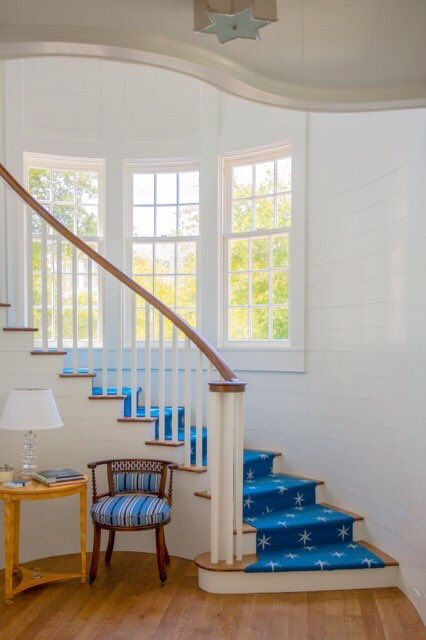Sometimes making waves is a good thing. 🌊 With curved walls, windows, and trim galore, "In Surf We Trust" is one of the quintessential homes of <a href="/SeasideFL_/">SEASIDE®</a>. Photo by Romona Robbins Reynolds

Read all about it here: efsanjuan.com/case-study-01.…