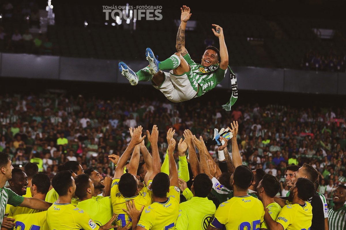 TQuifes's tweet photo. ¡Y los béticos despidieron a #LaLeyendadel24! 👏🏻👏🏻

#Betis https://t.co/Yp6WA43wOn