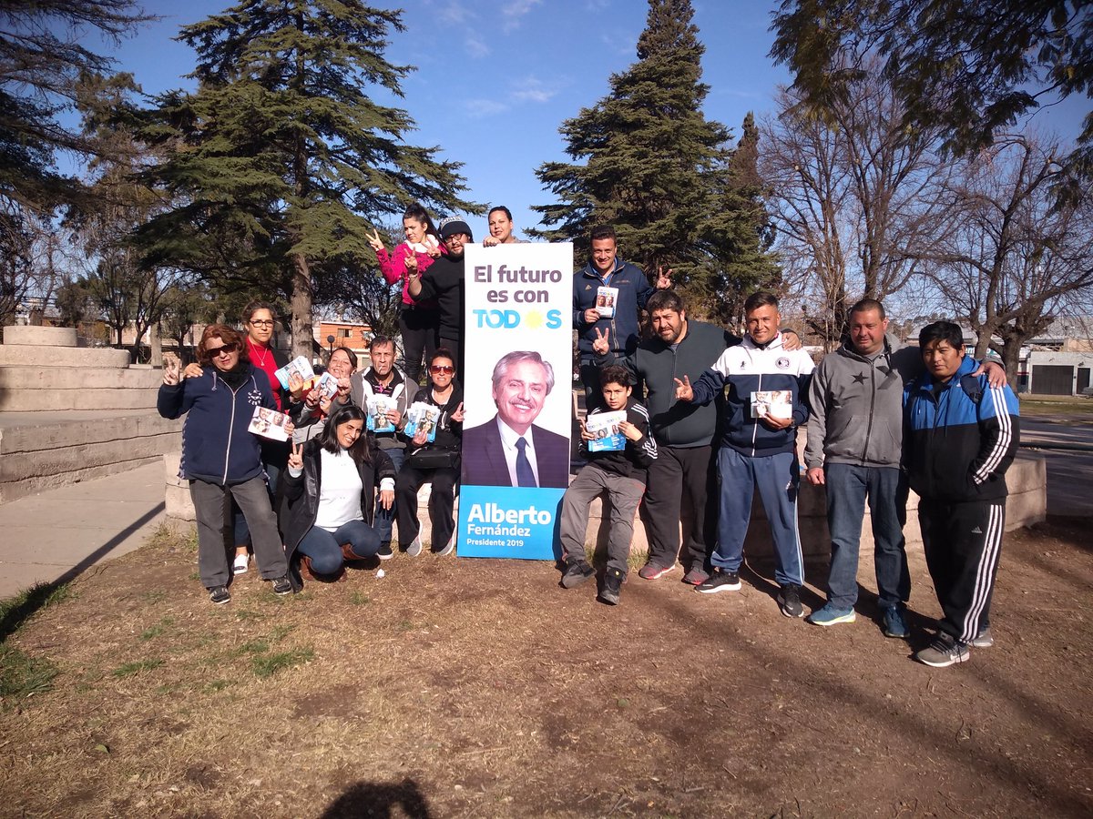 La_Bicentenario's tweet photo. Hoy estuvimos acercando las propuestas de la fórmula #FernandezFernandez2019 a lxs vecinxs de Nueva Ciudad, #Guaymallén, para volver a tener #Futuro.

#EsConTodos
#EsConTodas https://t.co/KBQyNgnEgu