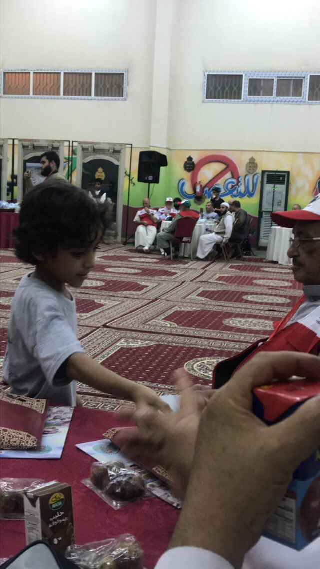 Almuadhem's tweet photo. #الاحتفاء_بضيوف_الرحمن فريق عطاء مكة يشارك في تقديم الضيافة على الحجاج https://t.co/SL9PWKIQBJ