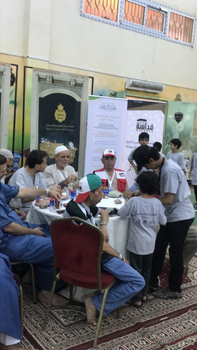 Almuadhem's tweet photo. #الاحتفاء_بضيوف_الرحمن فريق عطاء مكة يشارك في تقديم الضيافة على الحجاج https://t.co/SL9PWKIQBJ