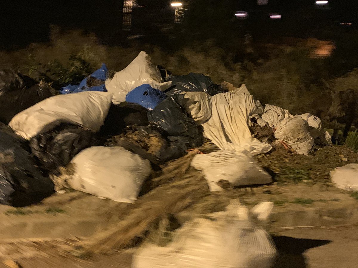 Brucla2's tweet photo. @AjRubi baixant de Castellnou al Sector C. Els de Castellnou no paguen impostos. Muntanya escombreries amb porcs senglars. #Rubicity #porcssenglars #escombraries #rubibrut #mesneteja #elsimpostossonperalgunacosa https://t.co/IebKCG6SoE