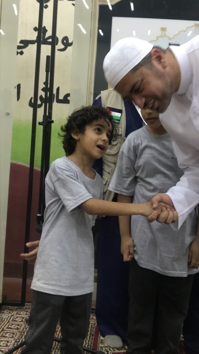 Almuadhem's tweet photo. #الاحتفاء_بضيوف_الرحمن
اصغر متطوع في فريق عطاء مكة فيصل خالد البعداني ذو العشر سنوات يسابق اقرانه في تقديم الهدايا والضيافة للحجاج اثناء البرنامج ولفت انظار الحجاج واستحسانهم والتقطو معه الصور التذكارية داعين الله له التوفيق والصلاح https://t.co/PmTUBQ3UYb