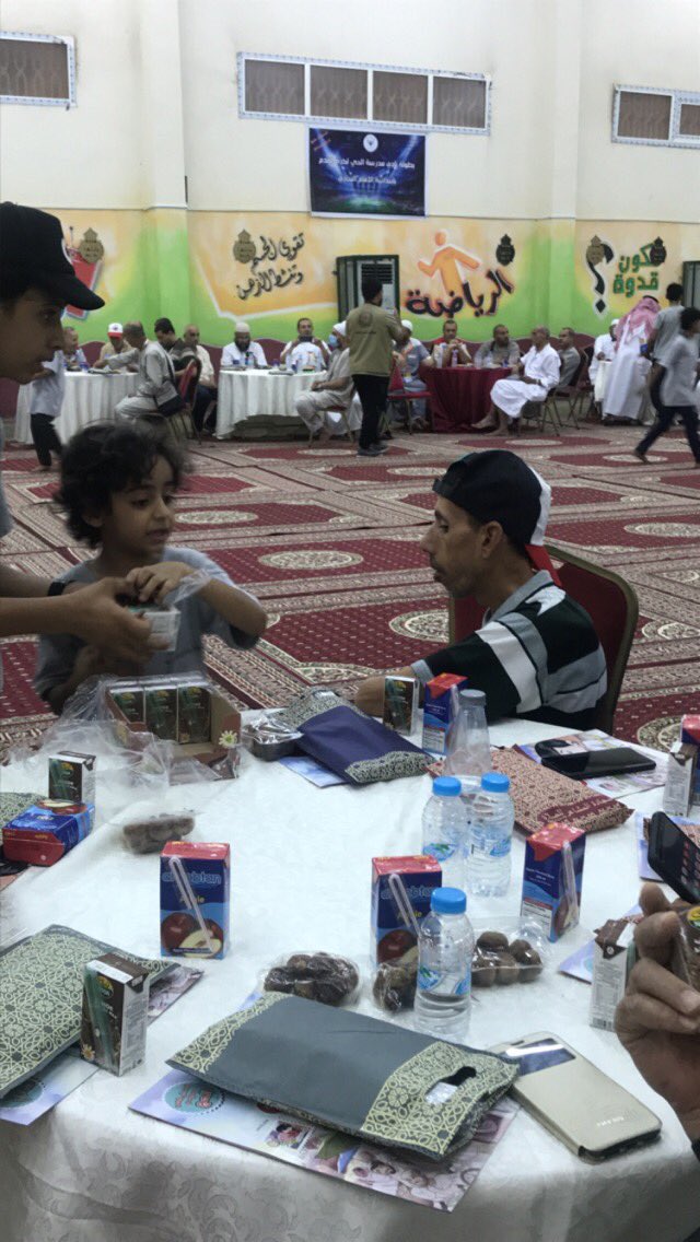 Almuadhem's tweet photo. #الاحتفاء_بضيوف_الرحمن
اصغر متطوع في فريق عطاء مكة فيصل خالد البعداني ذو العشر سنوات يسابق اقرانه في تقديم الهدايا والضيافة للحجاج اثناء البرنامج ولفت انظار الحجاج واستحسانهم والتقطو معه الصور التذكارية داعين الله له التوفيق والصلاح https://t.co/PmTUBQ3UYb