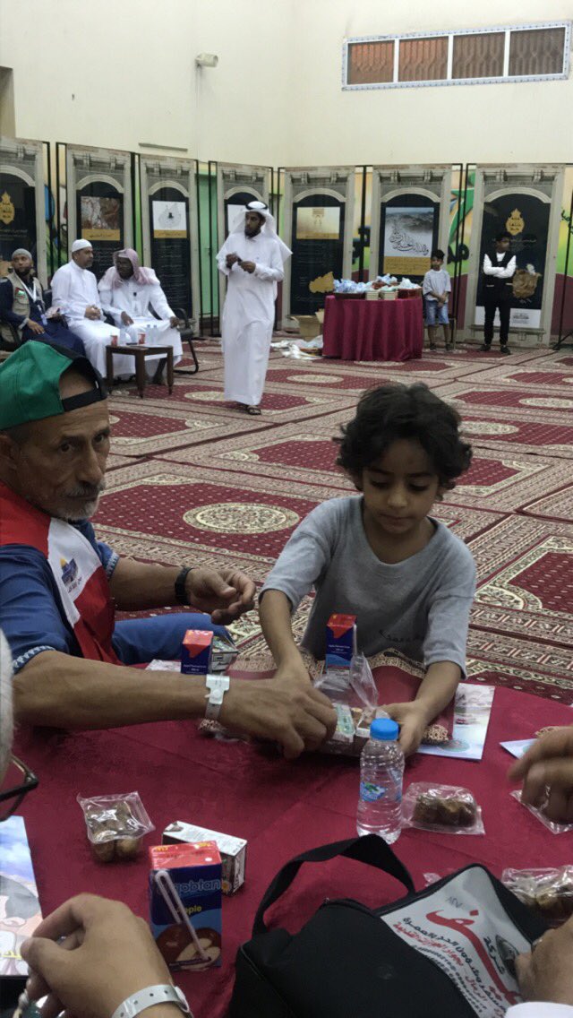 Almuadhem's tweet photo. #الاحتفاء_بضيوف_الرحمن
اصغر متطوع في فريق عطاء مكة فيصل خالد البعداني ذو العشر سنوات يسابق اقرانه في تقديم الهدايا والضيافة للحجاج اثناء البرنامج ولفت انظار الحجاج واستحسانهم والتقطو معه الصور التذكارية داعين الله له التوفيق والصلاح https://t.co/PmTUBQ3UYb
