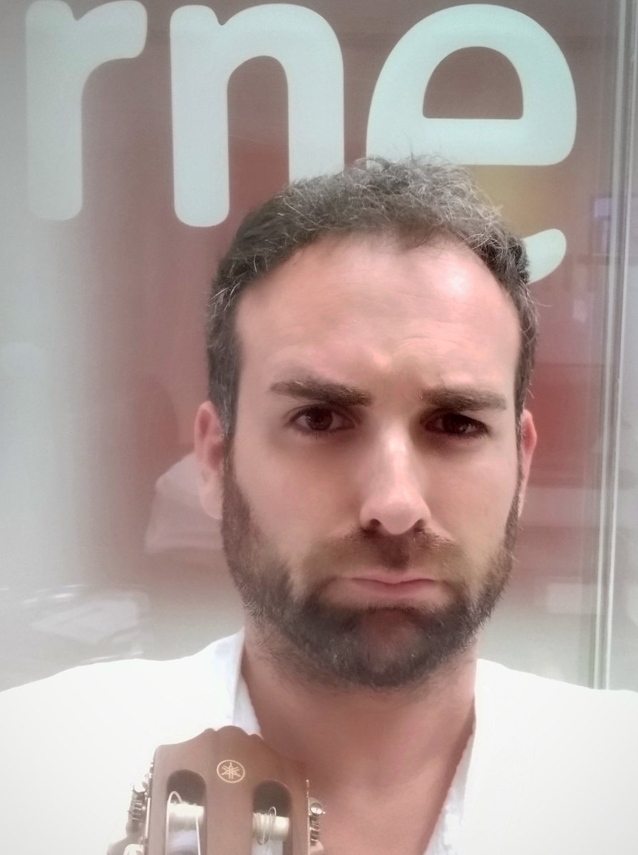 SantiGarciaCC's tweet image. Ya es oficial y veréis mi demostración en mi cara de alegría y jolgorio porque seguiré un año presentando el programa @raizde5rne en Radio 5!! 
📐🎆🎉📻
En septiembre volvemos con la 4ª Temporada del programa más hipotenuso de la radio.
🎙️¡Gracias a todos los que formáis parte!