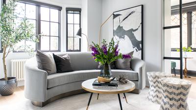 Mbackus's tweet photo. Step inside this sophisticated and compact home designed by Ines Mazzotta of focused on functionality without sacrificing style. A custom curved sofa in the living room and a pair of swivel chairs offers ample seating, while sleek b https://t.co/9yhxUq60aS https://t.co/YbSx6SZbvm