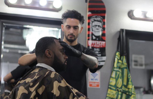 clippercrew619's tweet photo. Jordan blessing his client 🔥🔥🔥 #elcajonsbarbershop #cleanhaircut https://t.co/LGU6n2LKkI