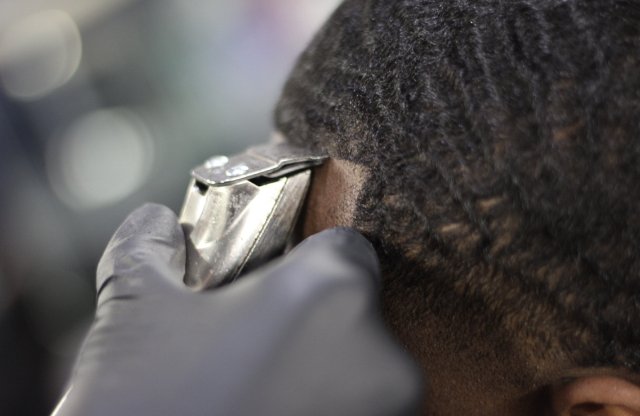 clippercrew619's tweet photo. Jordan blessing his client 🔥🔥🔥 #elcajonsbarbershop #cleanhaircut https://t.co/LGU6n2LKkI