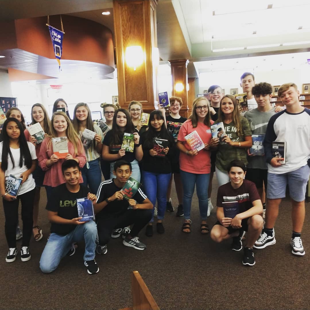 AllHaleLibraria's tweet photo. Of course you can check out books already! 📚
We enjoyed helping Mrs. Arnold's English classes find some reading material today 😊
We we did all kinds of other things today too, so I didn't think to get a pic til 4th. #canesread #reading #backtoschool #highschoollibrary https://t.co/WWiB9tAUA1