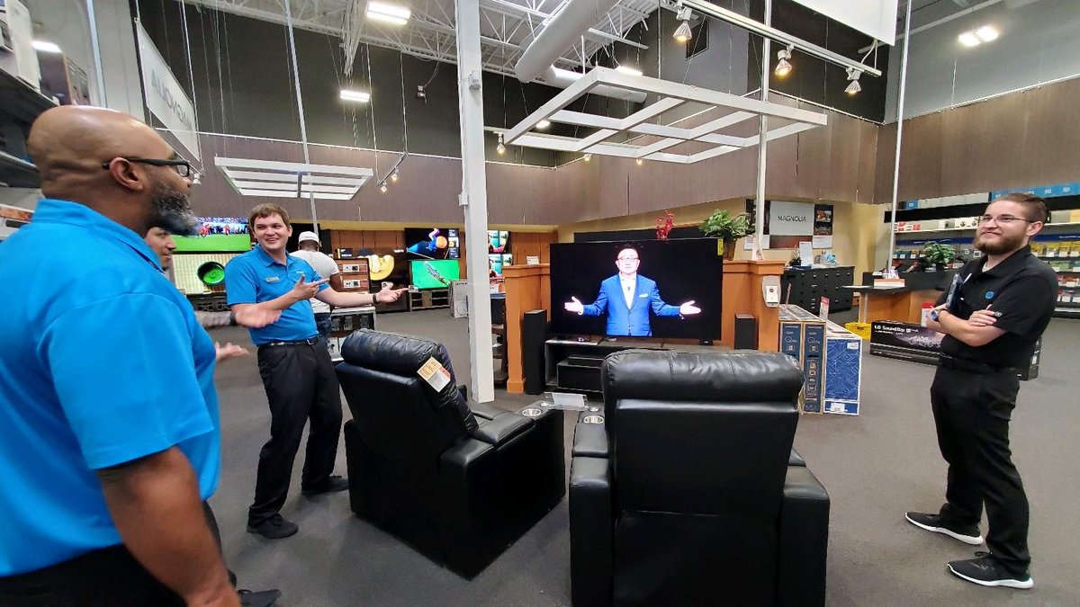 DarthProff's tweet photo. Some great teamwork done from the SEC team I cover. Job well done building excitement and motivating others to join in. Now let's get those pre-orders going #SamsungEvent #galaxynote10 #WEWILL #SCKeepItTight @adamksea @Krivs14 https://t.co/2CfoQMgjj5