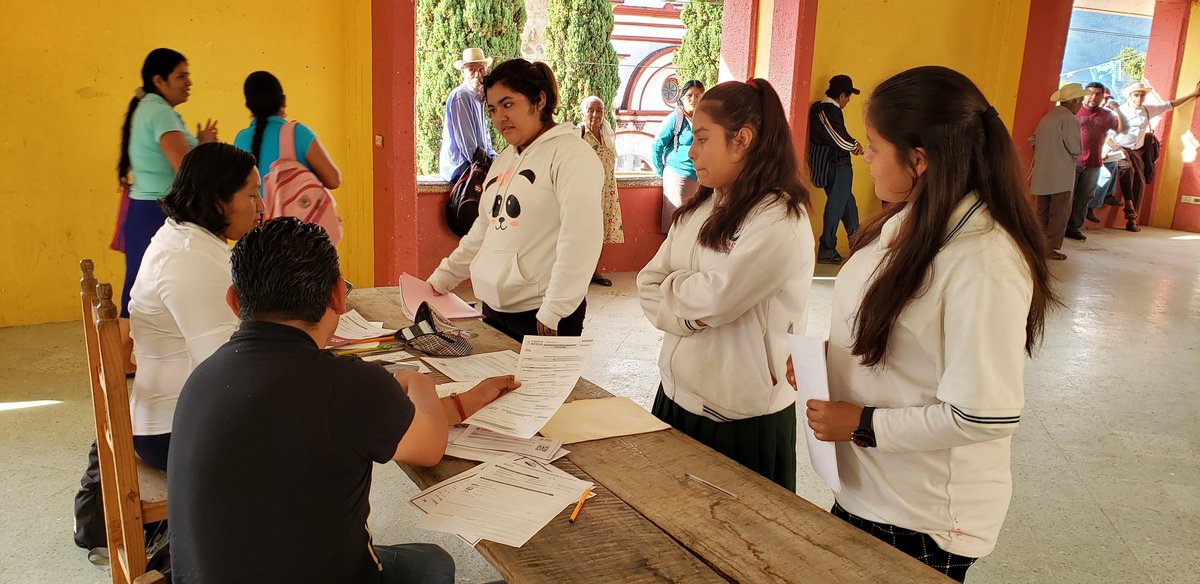 LuisHerSanchez's tweet photo. Hoy se cubre al 100% de la matrícula en entregarles las órdenes de pago del programa @BecasBenito #EMSaD59 de #VillaTaleaDeCastro @CECyTEOaxaca @PauloTapia_Oax @Yadira_marzam https://t.co/TNAkzDypeG