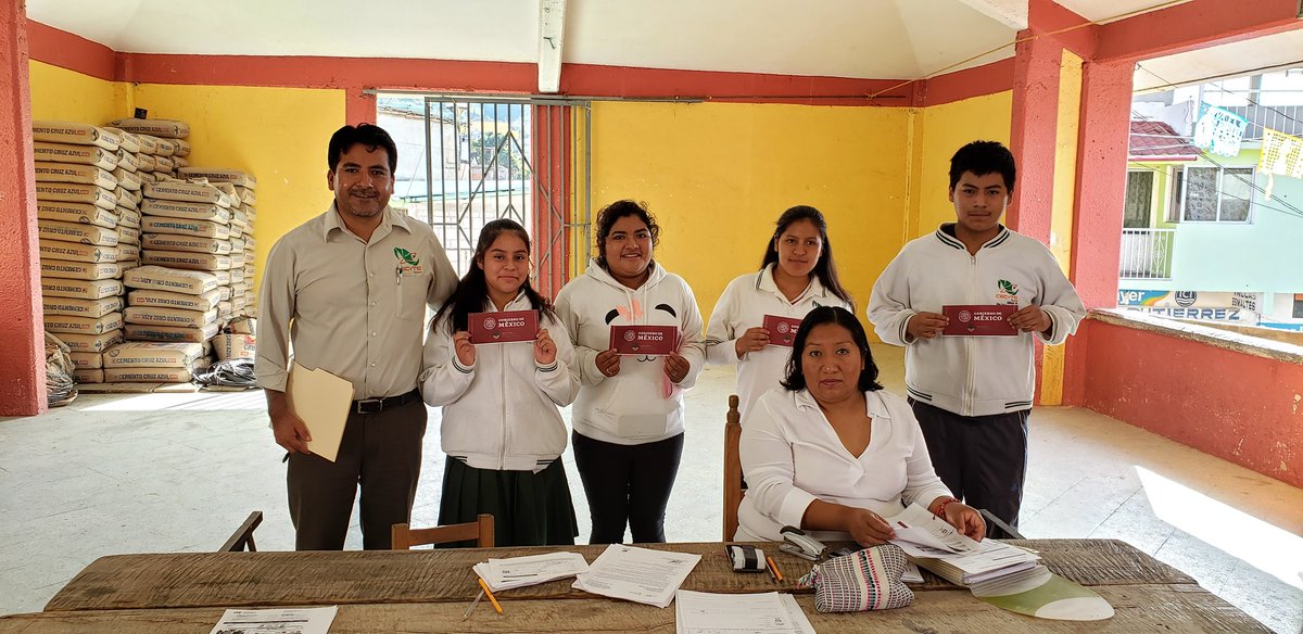 LuisHerSanchez's tweet photo. Hoy se cubre al 100% de la matrícula en entregarles las órdenes de pago del programa @BecasBenito #EMSaD59 de #VillaTaleaDeCastro @CECyTEOaxaca @PauloTapia_Oax @Yadira_marzam https://t.co/TNAkzDypeG