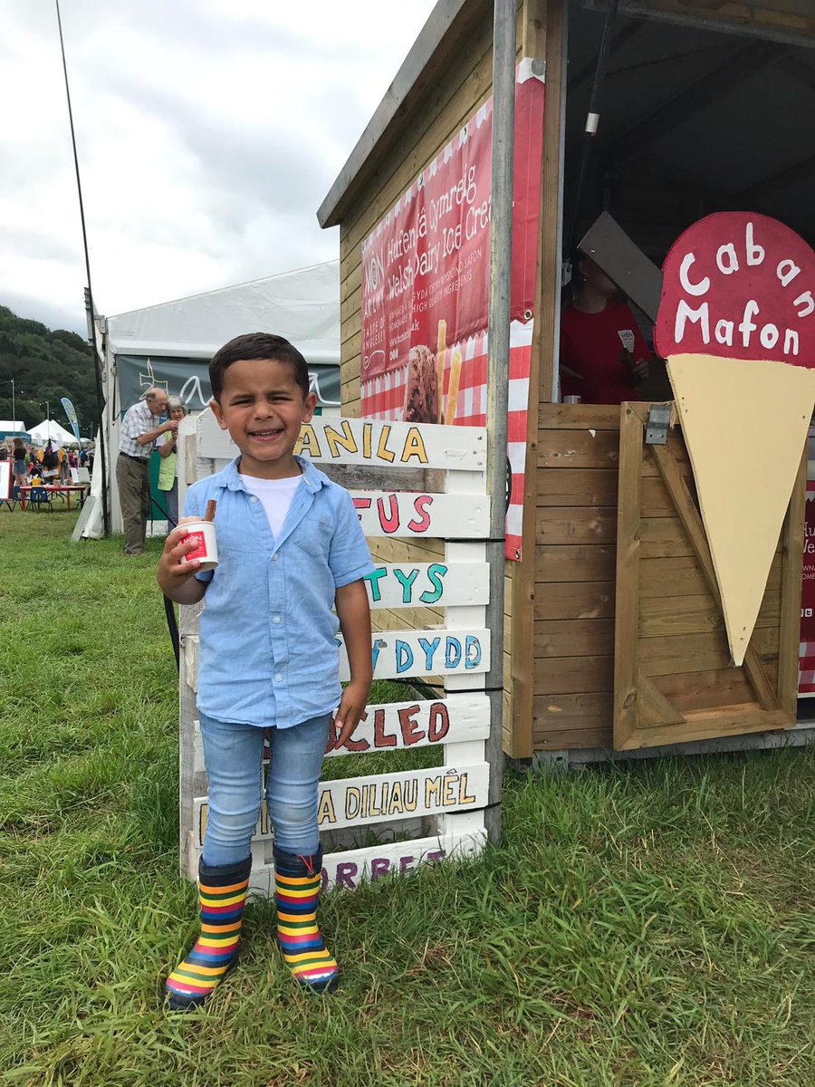 monarlwy's tweet photo. Pawb yn mwynhau hufen iâ Môn Ar Lwy yn Caban Mafon wythnos yma! 🍦 Caban Mafon yw un o 5 o’r cabanau rydym hefo yn yr @eisteddfod yn Llanrwst! Mae digon o hufen iâ ar gael i bawb!!! 😍 https://t.co/c5JnNtTPBi