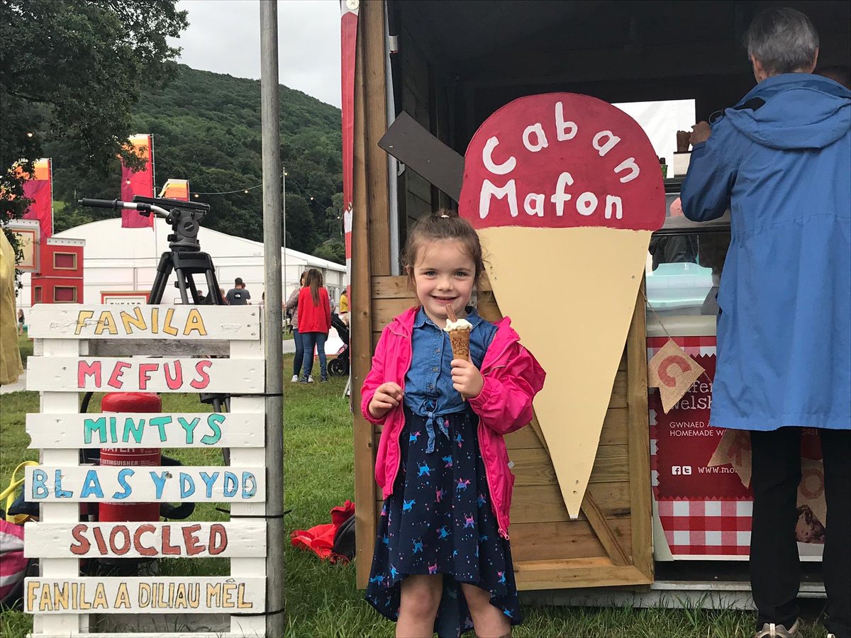 monarlwy's tweet photo. Pawb yn mwynhau hufen iâ Môn Ar Lwy yn Caban Mafon wythnos yma! 🍦 Caban Mafon yw un o 5 o’r cabanau rydym hefo yn yr @eisteddfod yn Llanrwst! Mae digon o hufen iâ ar gael i bawb!!! 😍 https://t.co/c5JnNtTPBi