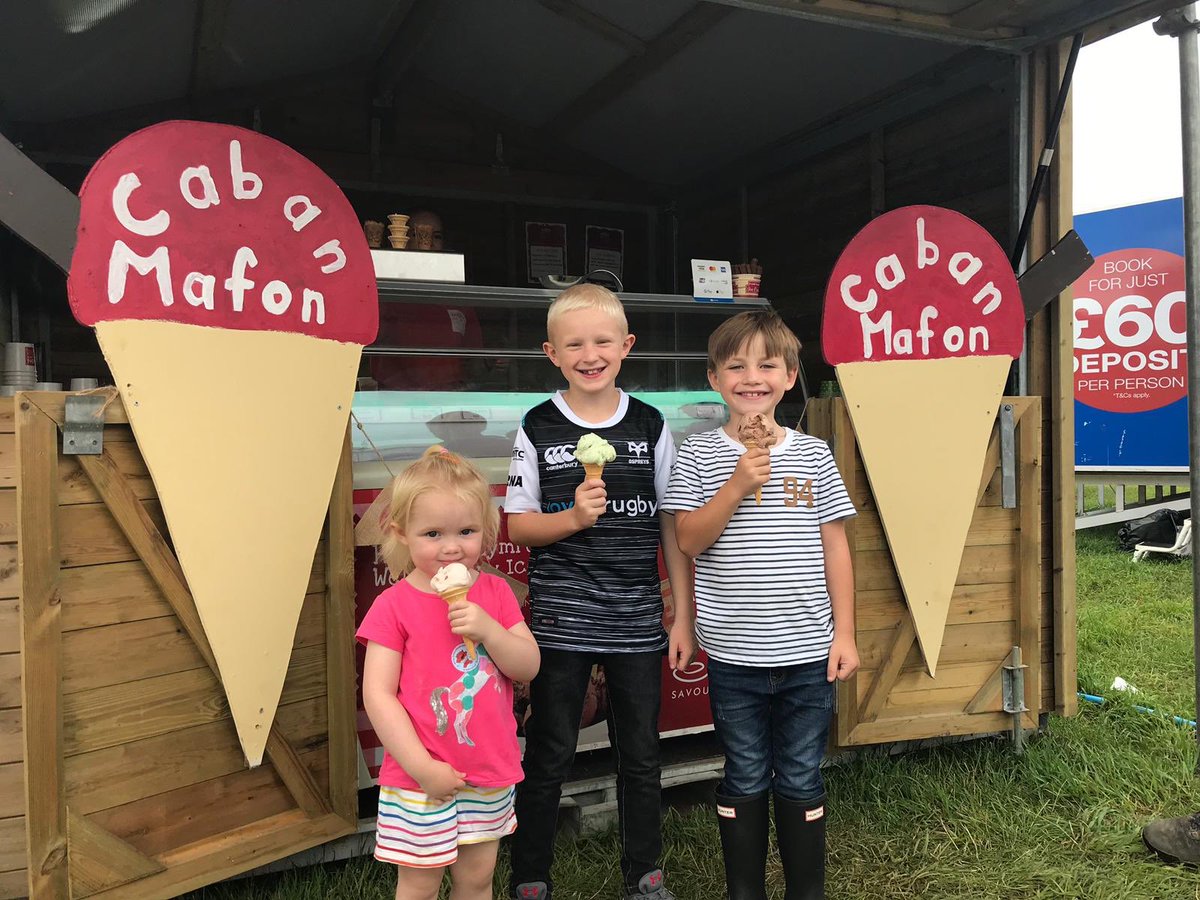 monarlwy's tweet photo. Pawb yn mwynhau hufen iâ Môn Ar Lwy yn Caban Mafon wythnos yma! 🍦 Caban Mafon yw un o 5 o’r cabanau rydym hefo yn yr @eisteddfod yn Llanrwst! Mae digon o hufen iâ ar gael i bawb!!! 😍 https://t.co/c5JnNtTPBi