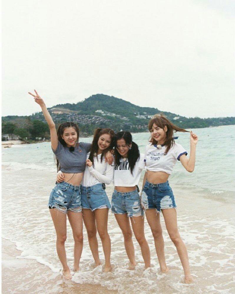 vdarsm's tweet photo. My wifiesssssss happy anniversaryyyyy I love you all with all my hearteu ♥
#3YearsWithBLACKPINK #3YEARSWITHBLINKS #3YearsWithChu #3YearsWithRosé #3YearsWithLisa #3YearsWithJennie https://t.co/cEDCUwjNAy